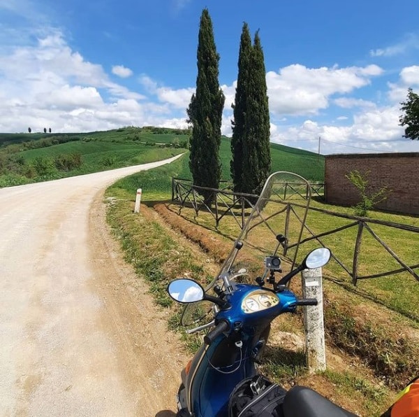 Vespa con AtlantisMOTO en Toscana